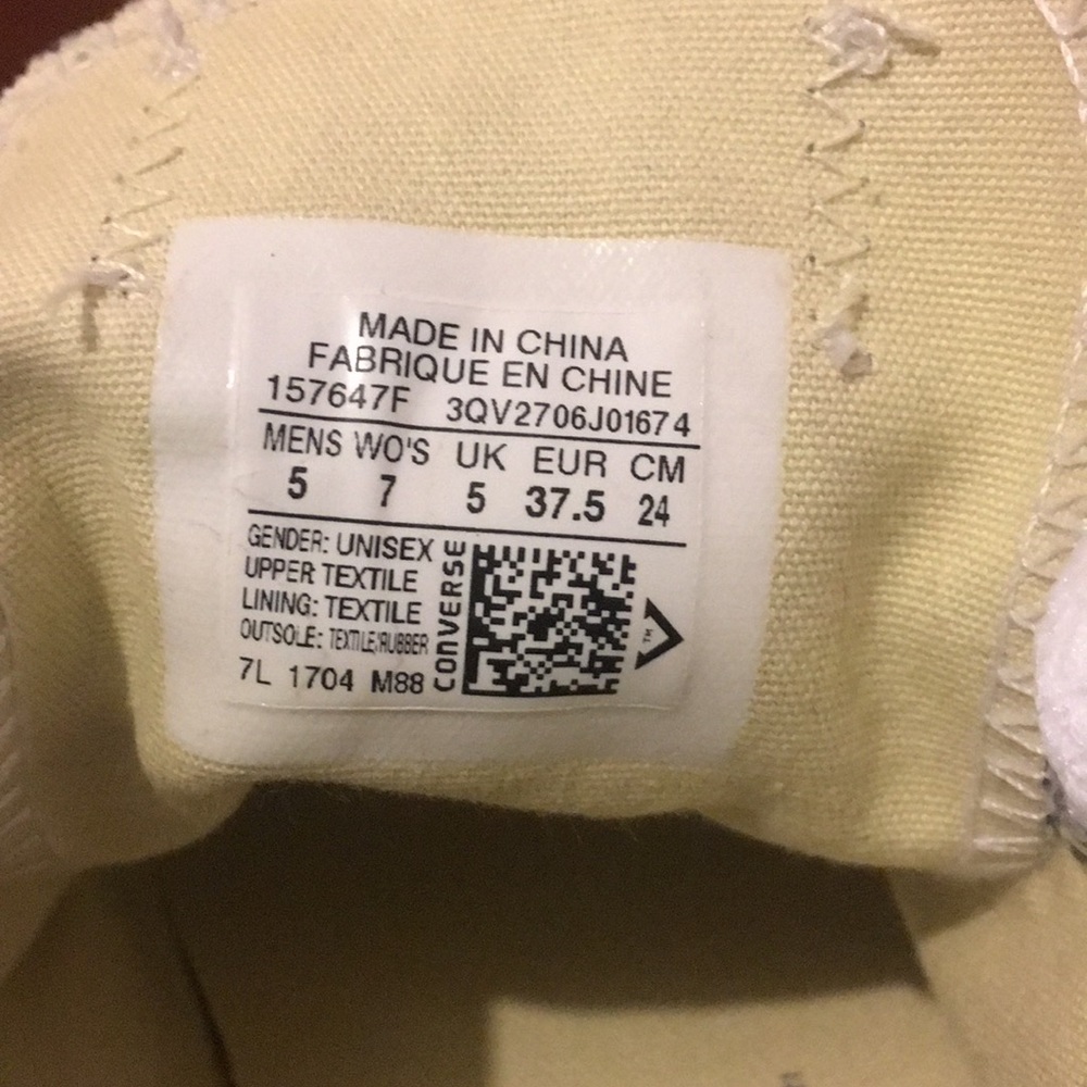 I’m selling green converse shoes never been used. - Picture 2 of 4